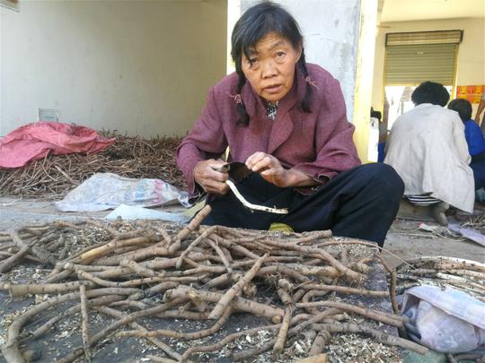 国庆节放7天假,农村孩子打零工挣钱,每天工作12小时挣