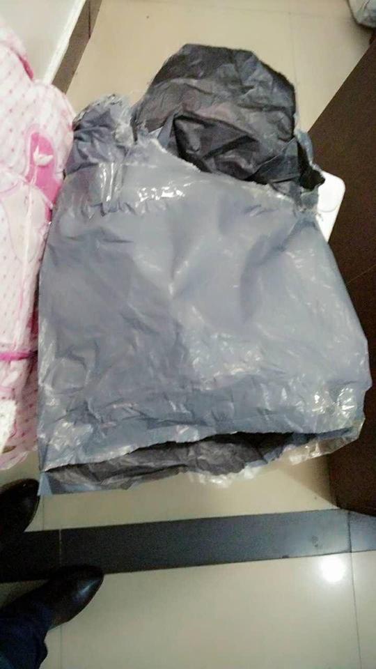后发现快递包装破损,被塑料胶带二次补贴,快递内缺少一个袋子,内有两