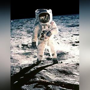 美国用载人航天器将宇航员送上月球