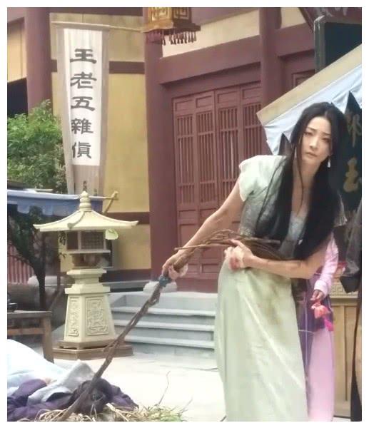 抖音最美跑龙套女神火了校花出身仍在努力网友别干了