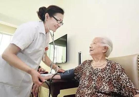 康养圈:养老护理员与老年人相处技巧分享-今