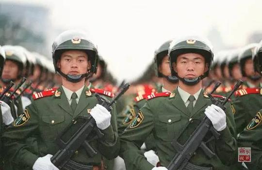 首次参加国庆阅兵式的武警特警方队(1999年10月1日摄).
