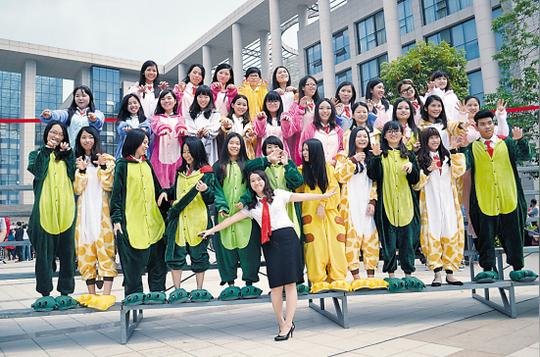 广东各高校搞怪毕业照锁住校园时光