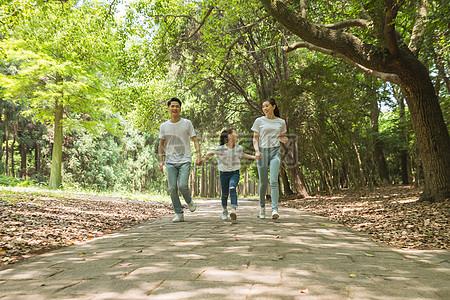 一家人公园里牵手奔跑图片下载