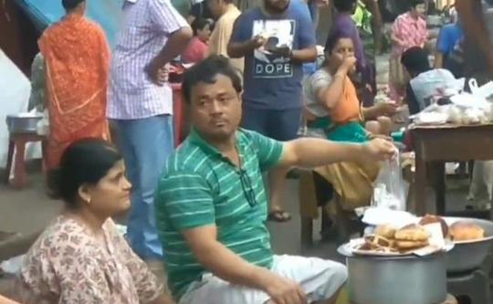 实拍中国人在印度卖包子，生意好到“爆”，他们吃完不饱还打包