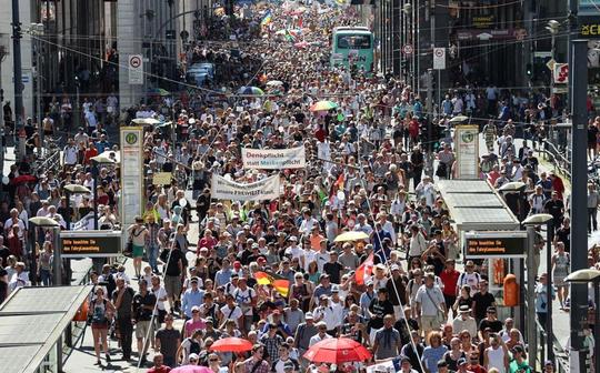 “抛弃奴役我们的口罩!”德国柏林1.7万人上街抗议疫情封锁