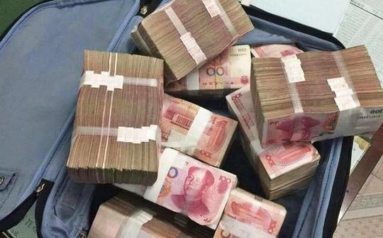 丈人生意失败负债百万,我卖房帮他还债,两年后