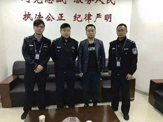 司机路边违停,车窗内写着:开罚单者死全家.交警看到后