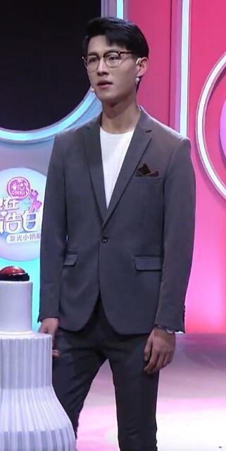 《现在就告白》:男生创业失败常买醉，女友狂买名牌包包疑被绿