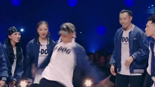 张艺兴舞魂爆发，节目中即兴狂派舞，不愧是街舞大使!
