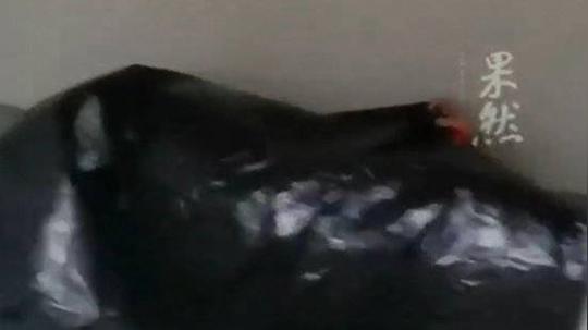 放假前一天学生将被子衣服全部寄回家，无奈晚上只能裹垃圾袋睡觉