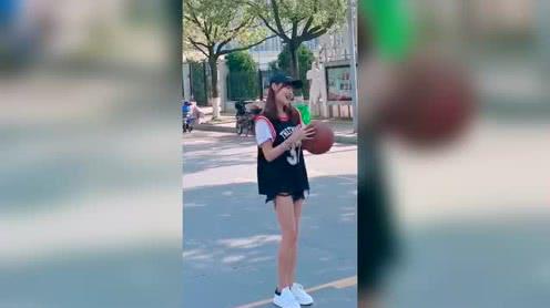 网红兔子牙拍摄短视频的视角，真人没有美颜也好看!
