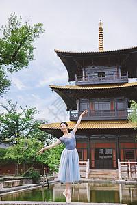 古典美女寺庙庭院跳芭蕾舞图片下载