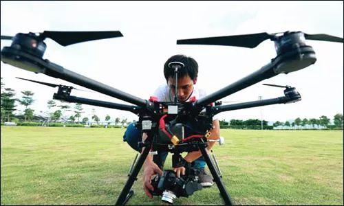 从玩具赛车到航模飞机再到操作无人机,郝淳的求职创业路似乎一直都在