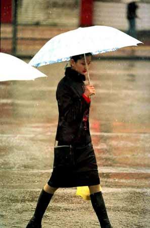 谢秀栋摄(数码传真照片)-我国西北地区降及时雨甘霖净化空气缓