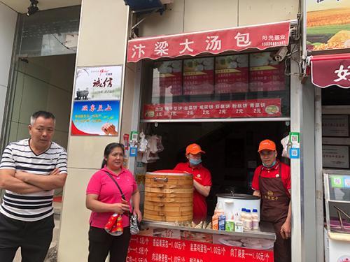店员说，媒体报道后，包子铺生意好了一些。