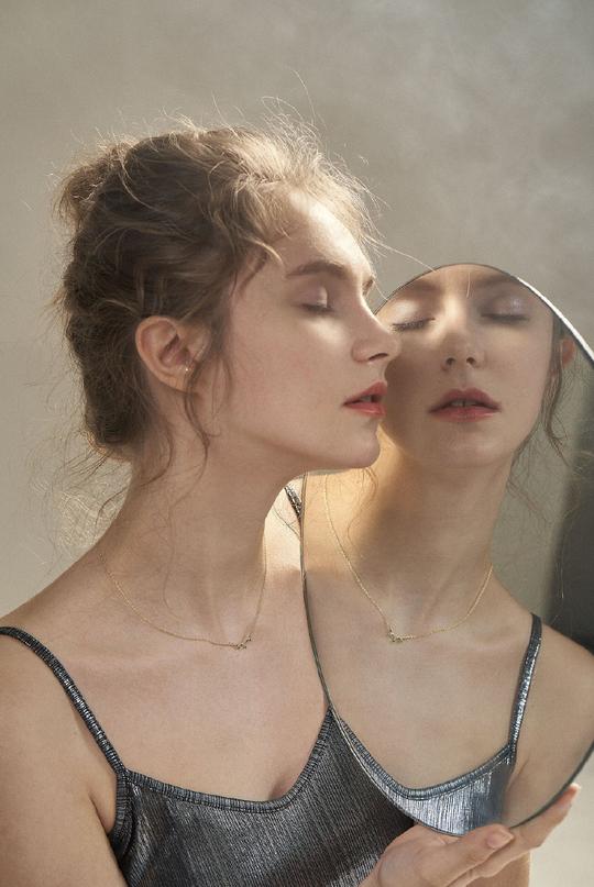 真人头像/头像参考/头像设计美女照镜子的头像素材花瓣关注原画人，推荐更多精选素材，绘画