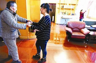 女孩创业办家庭式养老院成残障老人养老孤岛