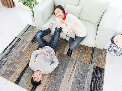 男朋友帮女朋友拍照图片下载