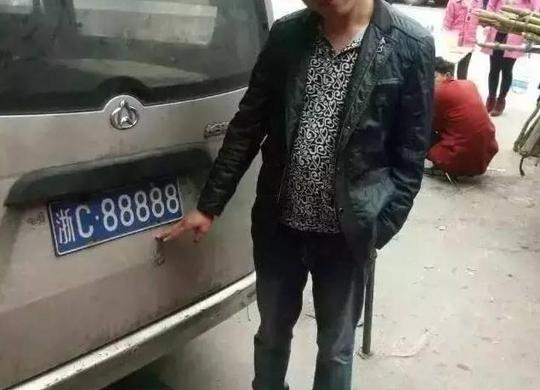 最早开的是一辆宝马车,虽然不是大富大贵,可绝对也算得上一个有钱人.