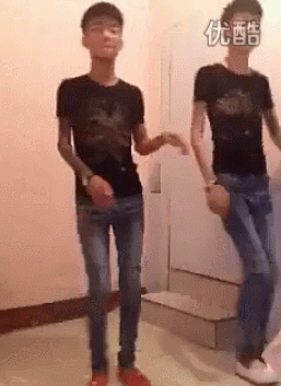 和这位满胳膊纹身,跳社会摇的少年一样被快手捧红的&quot;时尚达人&quot;,还有不