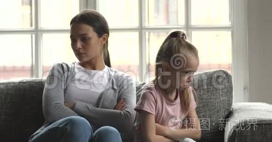 不开心的妈妈和淘气的女儿在争吵后避免说话