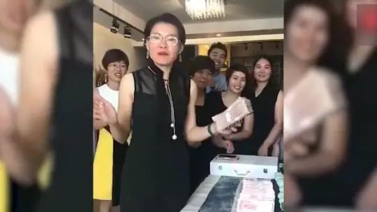 微商女子豪车4s店拉横幅拍完照就走了