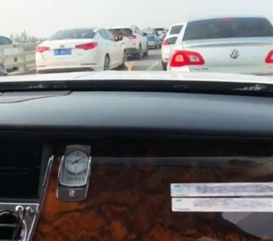 滴滴打到一辆419万的豪车，看到女车主那一双脚时，马上想下车!