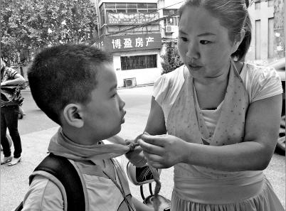 郑州市区幼儿园中小学开学首日各种忙乱1