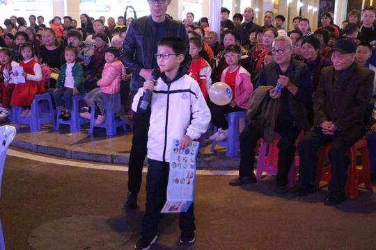现场观众积极参与互动,气氛活跃,欢歌笑语,秩序井然,达到了宣传扫黑