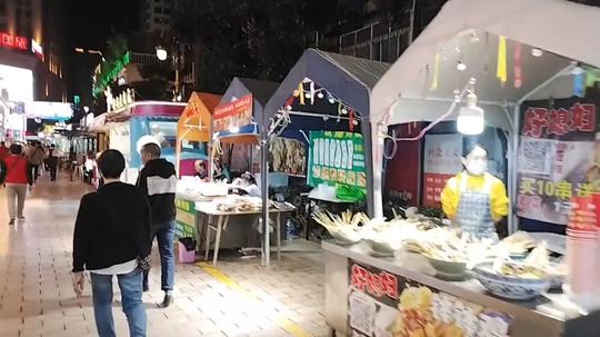 40岁大叔考察昆明夜市地摊经济，晚上8.30了，还没多少人，生意难做