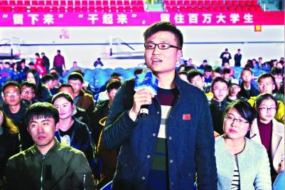 在武汉理工大学活动现场,大学生向创新创业宣讲团提问记者任勇