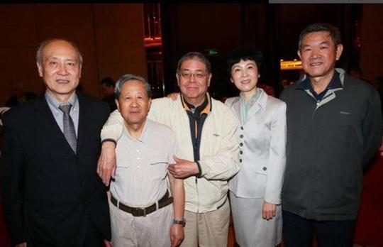 黄永胜之子黄春光年近40才创业生意红红火火常参加老友聚会