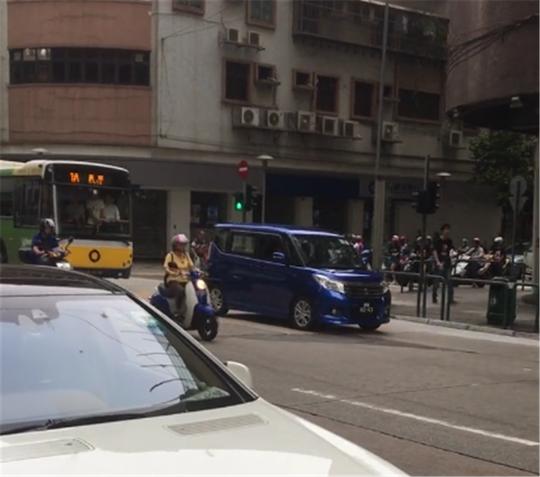 139万奔驰现街头，车龄11年，车头挂3块车牌，号称“三地牌”