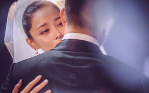 10月29日,张馨予何捷的超话主持人曝光了当时婚礼的完整婚词