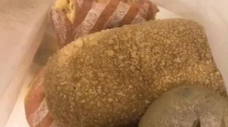 萌妹子为了保证面包的新鲜,卖不完的面包就送给流浪汉
