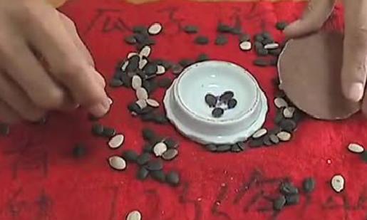 街头"猜瓜子"骗局揭秘:骗子一天盈利上万元