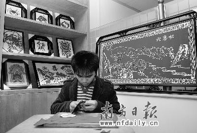 图为首批入园的创业项目———磁性剪纸工作室.