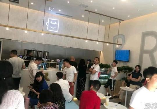 王俊凯父母奶茶店开业第一天生意火爆简单的店名蕴含对儿子的爱