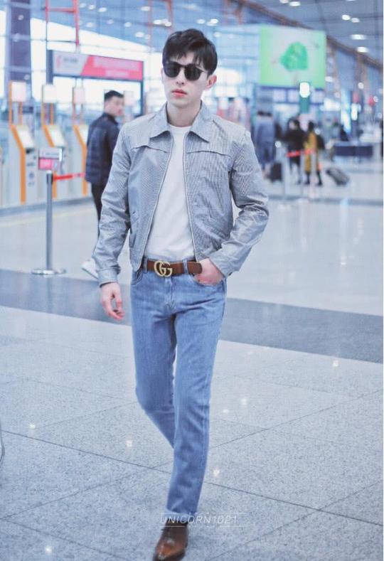 邓伦真搞笑!换一件衣服又来走机场,网友:1000