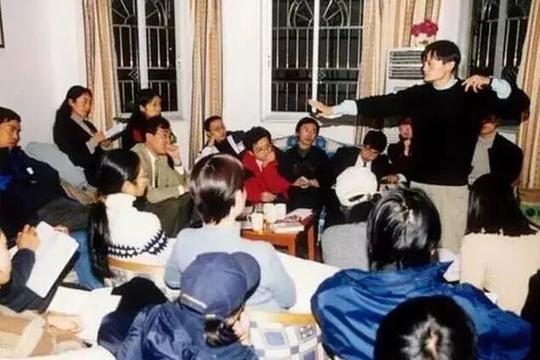 图为阿里巴巴创业初期,马云带领团队开会.