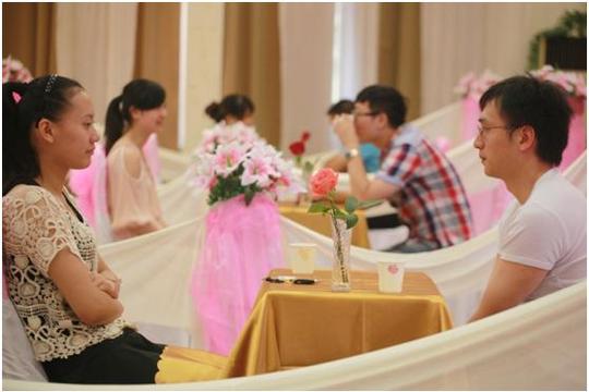 女孩去相亲，男子有事结账离开，服务员一番话，让女孩无地自容
