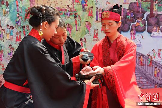 西安相亲节玩“穿越”展唐制汉服婚礼