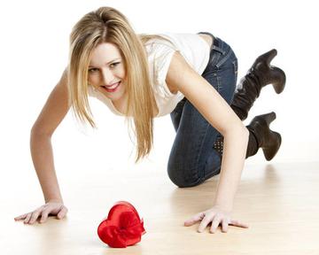 美女跪在地上显露身材的gif动图