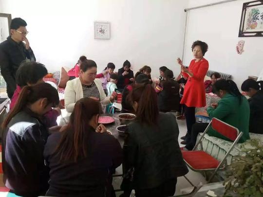 从贫困妇女创业就业的实际困难出发,以弘扬民族文化,打造精美工艺品为