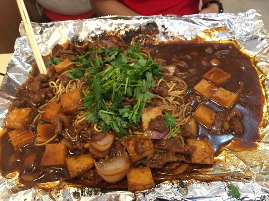 午饭选择了武汉大学生超级爱的校门口美食,双喜铁板烧,生意超级火爆