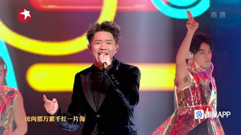 凤凰传奇重演《最炫民族风》唱嗨了,广场舞跳起来