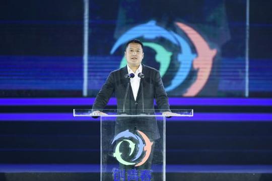 周锦霆先生代表赞助单位致辞.他说,支持大学生创新创业是荷福集团