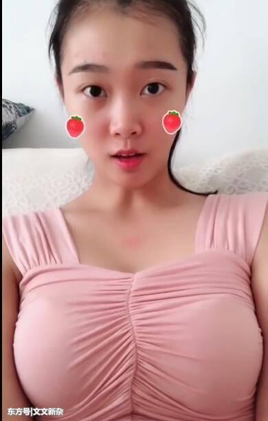网友基本都看不着了,这个女生身体柔韧[敏感词汇屏蔽]很强,一字马可以