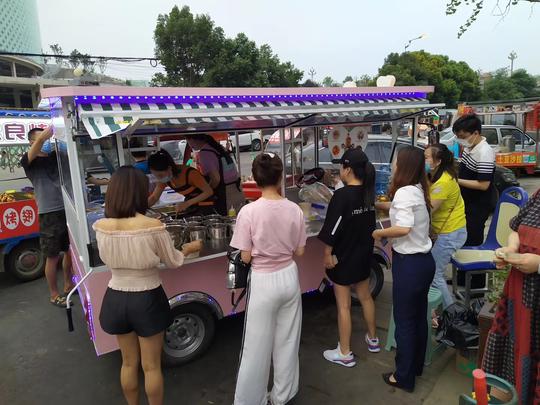 成都新津小吃车餐车多功能电动四轮商用夜市流动摆摊美食服装房车